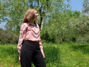 camicia e pantaloni a palazzo