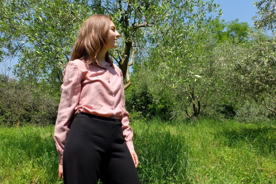 camicia e pantaloni a palazzo